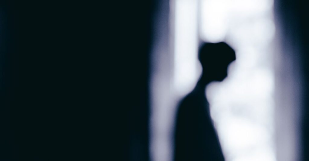 やわらかな光の中でひとり静かにいる末っ子。理不尽な幼少期の孤独を象徴する風景。