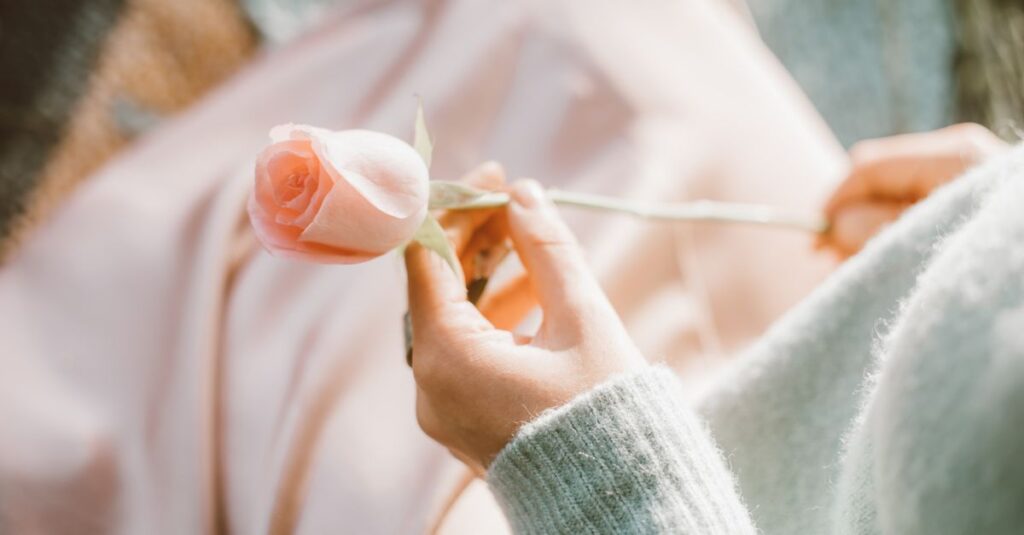 やわらかな光の中で静かに感じ取る才能。傷つきやすさが才能の裏側であることを象徴する風景。