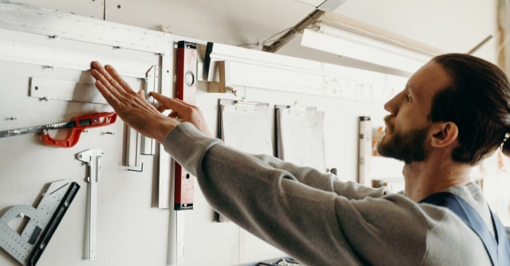 道具を丁寧に整える職人のイメージ