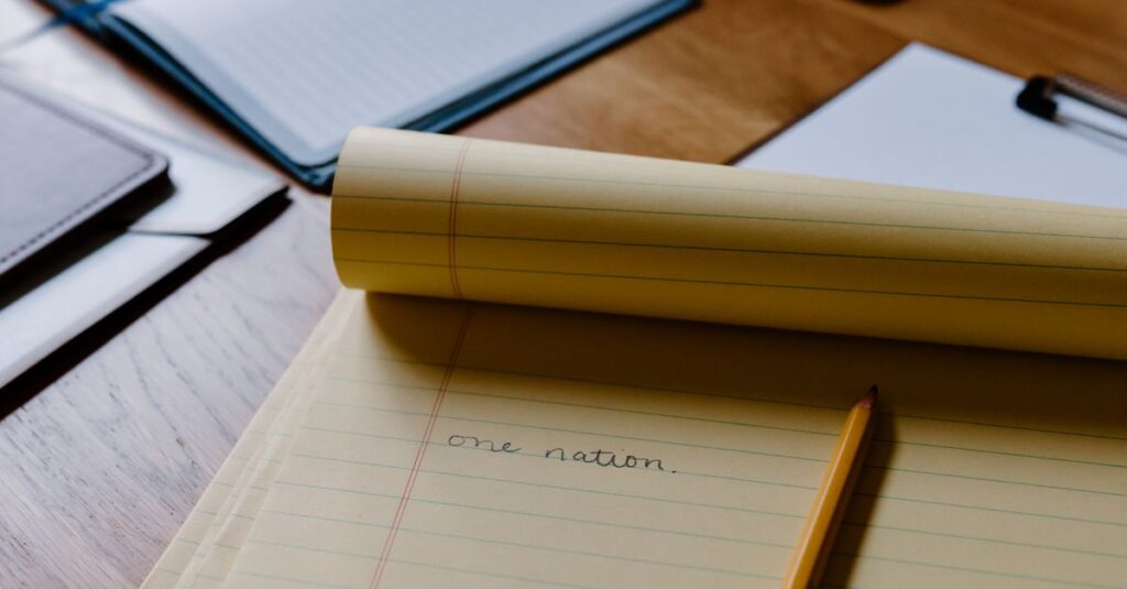 やわらかな光の中で静かに言葉を書き出す瞬間。誰にも言えなかった視点を言葉にする最初の一歩を象徴する風景。