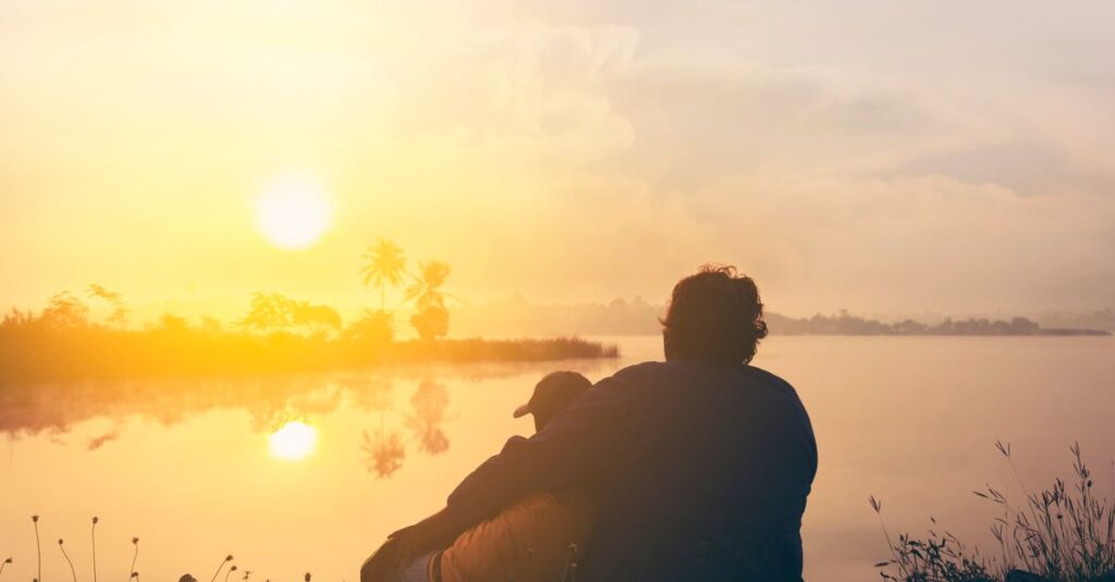 やわらかな光の中で静かに自分と向き合う瞬間。最大の親友は自分だったという気づきを象徴する風景。