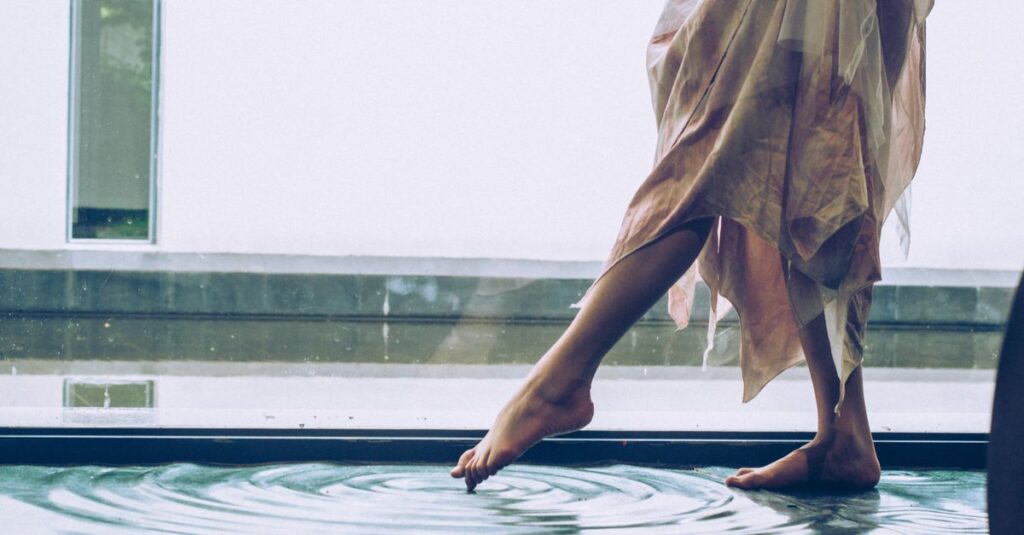 やわらかな光の中で静かに気づきが訪れる瞬間。慣れ親しんだ場所を離れる準備を象徴する風景。