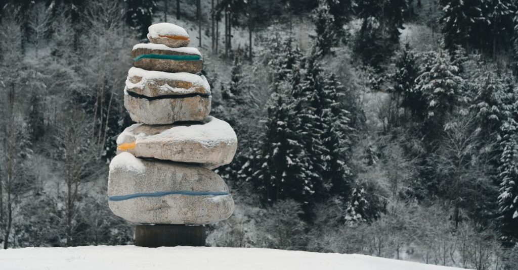 やわらかな光の中でレンガが一段ずつ積まれていく様子。繰り返しの中に宿る粘り強さを象徴する風景。