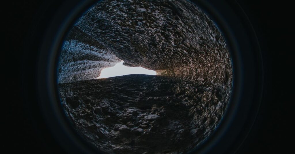 やわらかな光の中でトンネルの出口に光が見える瞬間。傷が道しるべに変わった気づきを象徴する風景。