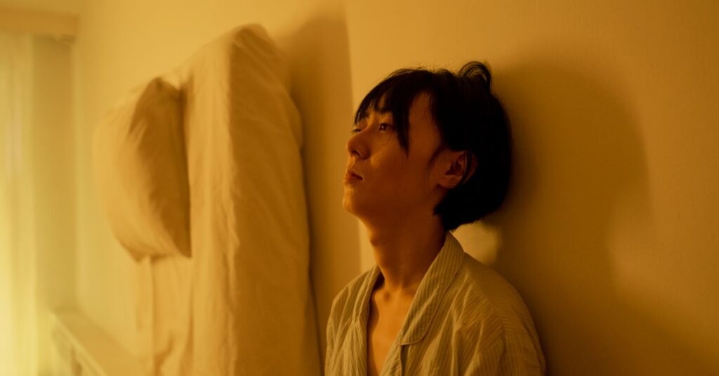 やわらかな光の中で感情の嵐から少し離れて静かに座る人。混沌を整理する知性を象徴する風景。