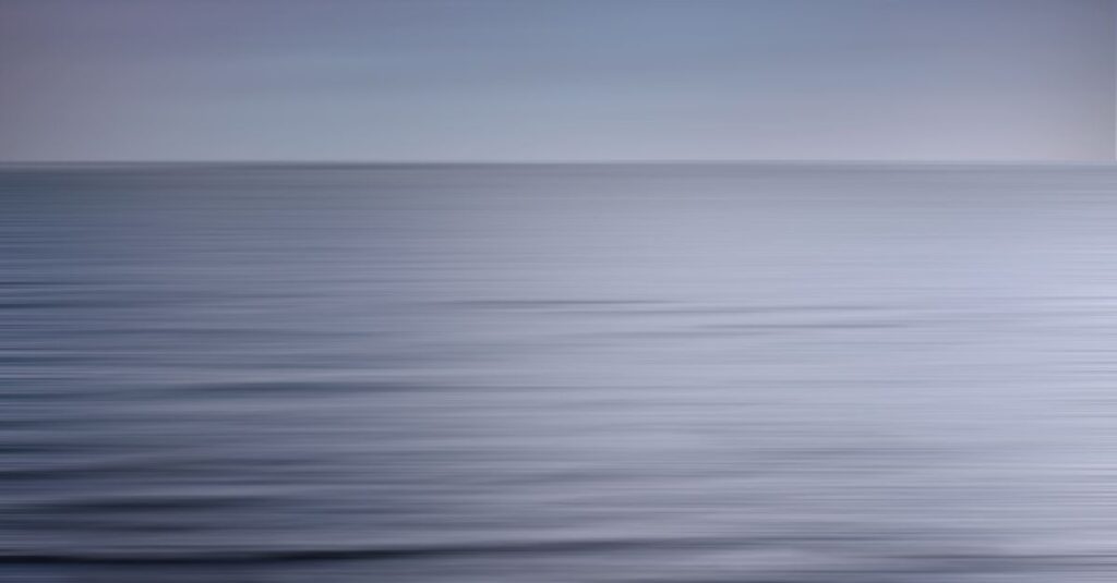 やわらかな光の中で封をされているのに開かれている手紙。矛盾を抱えたまま完成している状態を象徴する風景。