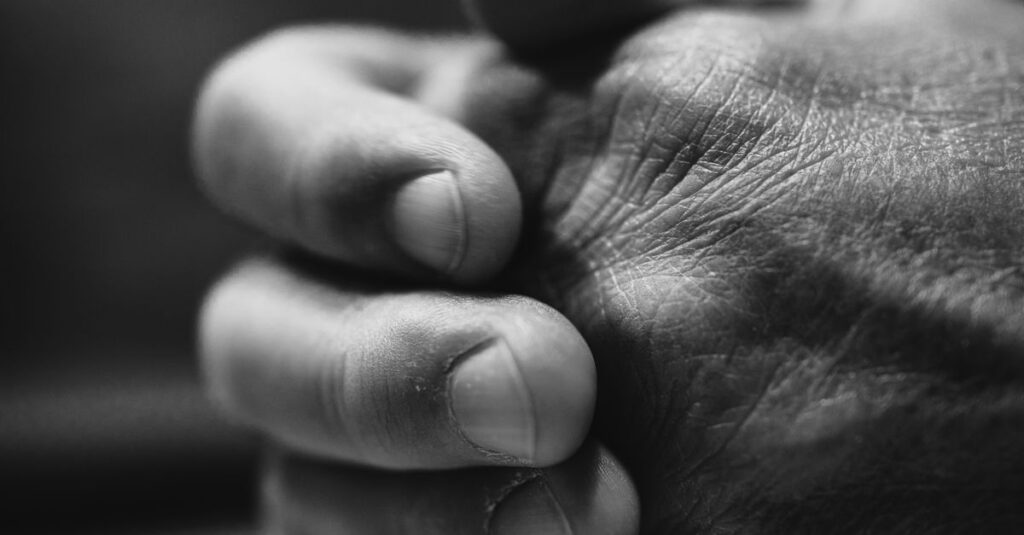 やわらかな光の中で静かに合掌する手。自分の場所へ戻ってくる感覚を象徴する風景。