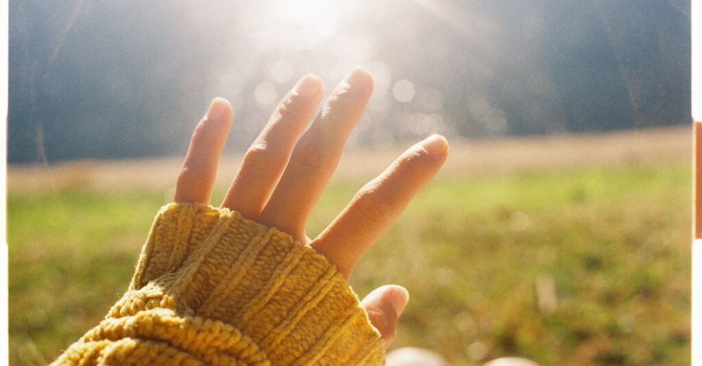 やわらかな光の中で10本の指に何かを感じる瞬間。個人的な体験を象徴する風景。