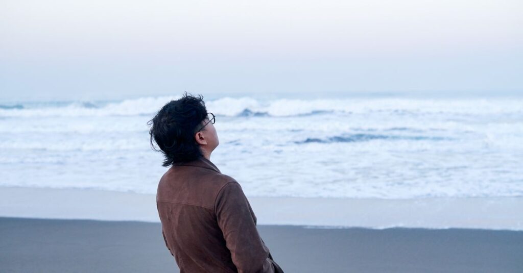 やわらかな光の中で静かに過去の自分に気づく瞬間。専門家モードから抜け出した体験を象徴する風景。