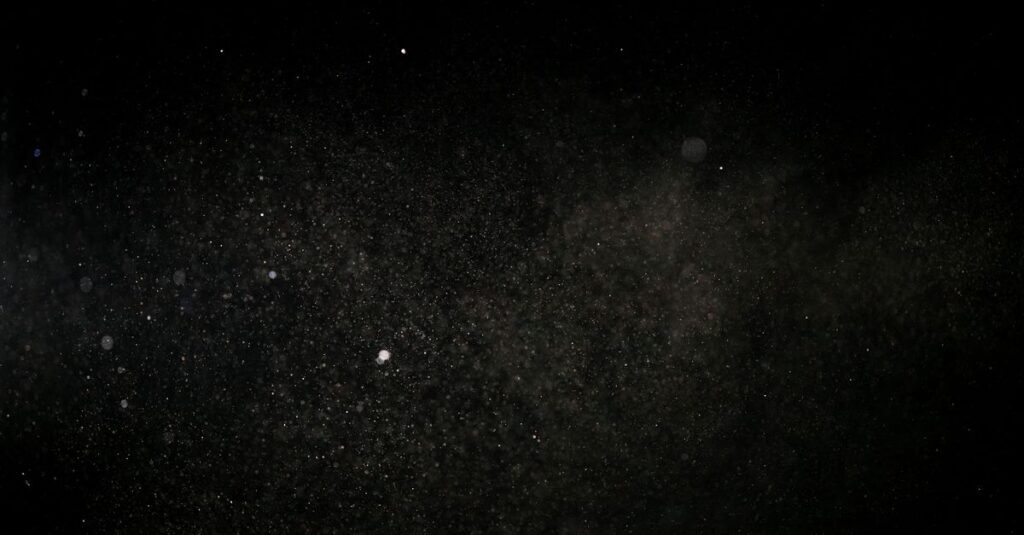 やわらかな光の中で空間に漂う光の粒。エネルギーを食べているという体験を象徴する風景。